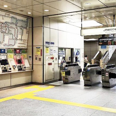 JR京都駅八条東口改札横